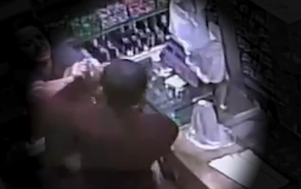 Bakıda qadın satıcı marketə girən oğru ilə əlbəyaxa oldu 