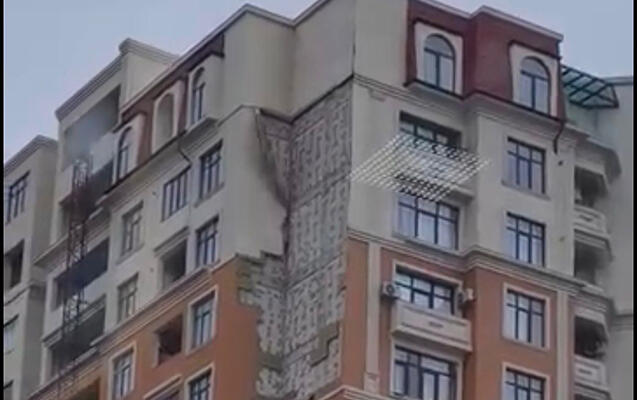Nərimanovda binanın fasadı u&ccedil;ub yerə t&ouml;k&uuml;ld&uuml; 
