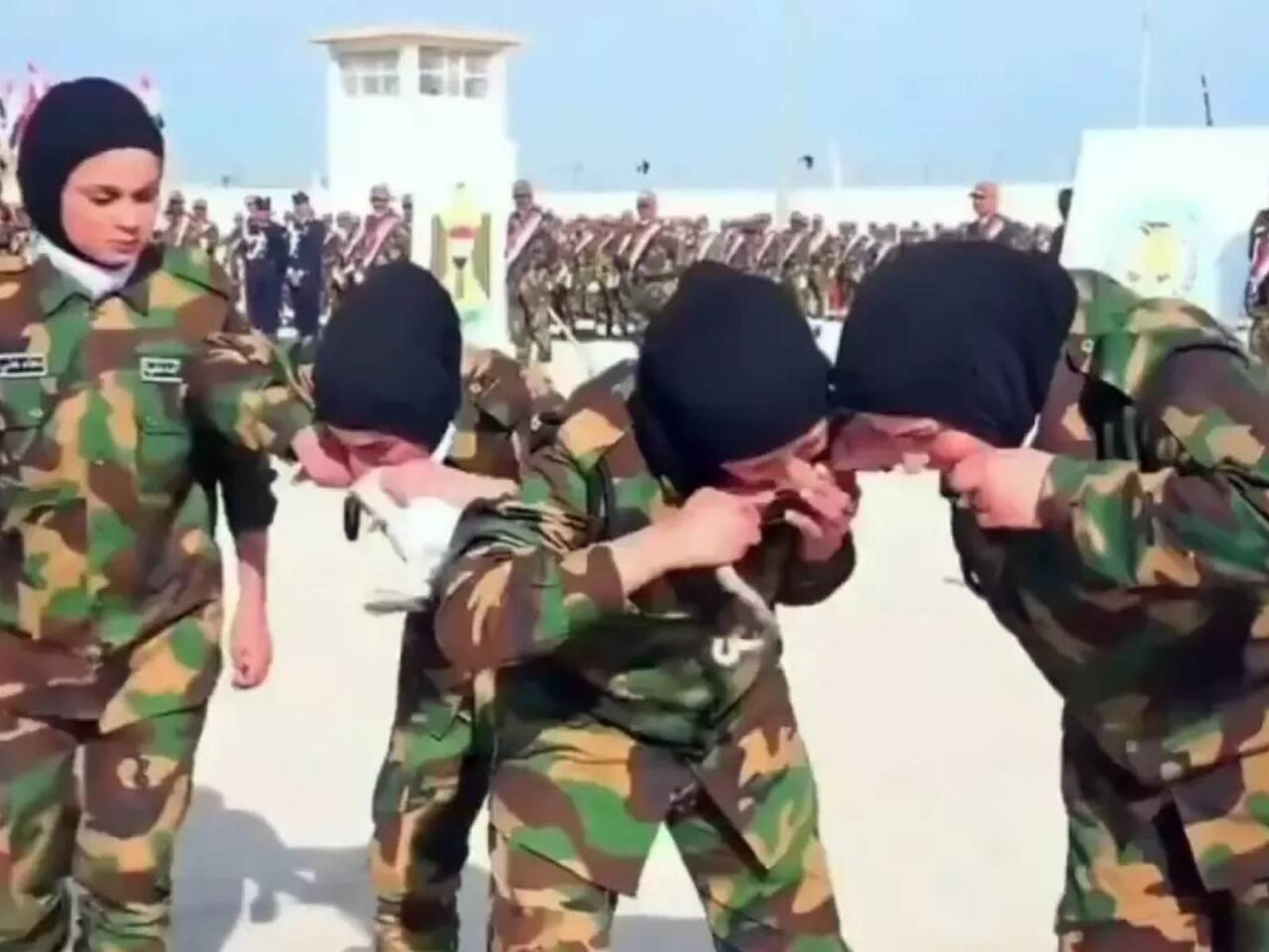 Qadın hərbçilər göyərçini çiyçiy yedilər  VİDEO