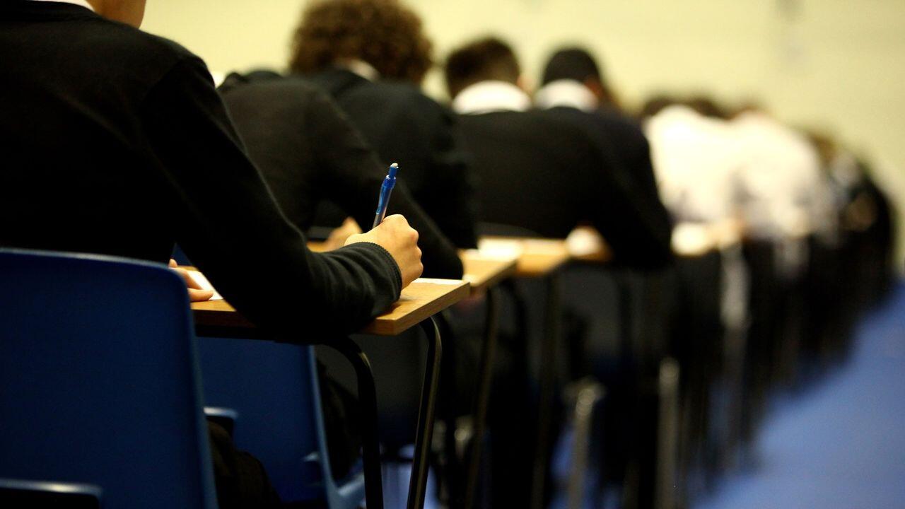 9cu sinif şagirdi imtahana cibində oyuncaqlarla gəldi 