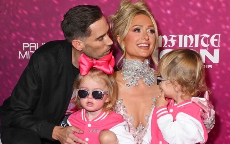 Hilton ilk dəfə ailəsi ilə qırmızı xalıda 