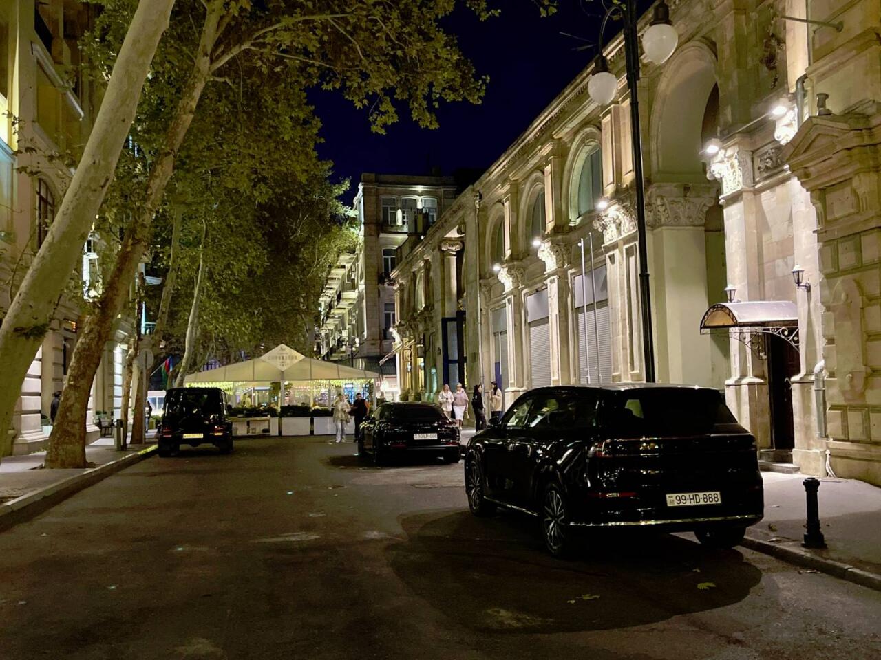 Xaqani bağının yaxınlığındakı 888, 444 və 777 nömrəli maşınlar kimindir?  AYNAdan cavab