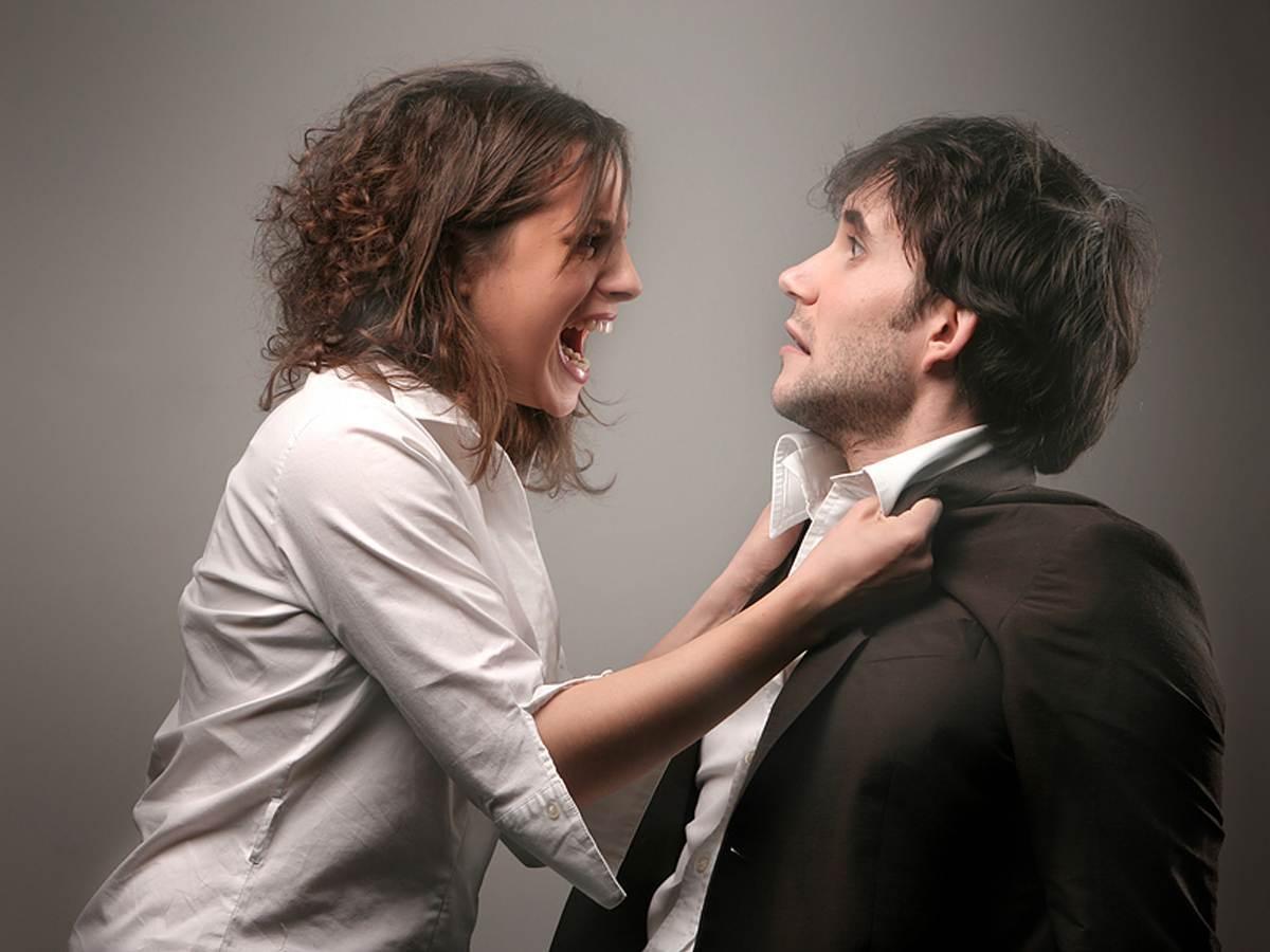 Qadın ərindən və onun məşuqəsindən &uuml;zr istəməyə məcbur edildi