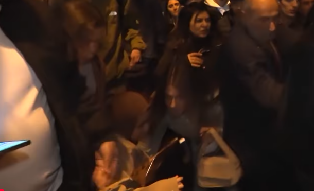 &ldquo;G&ouml;r, qadınlar nə əziyyət &ccedil;əkir!&rdquo;  Avtobus zolaqları tıxac yaradır? 