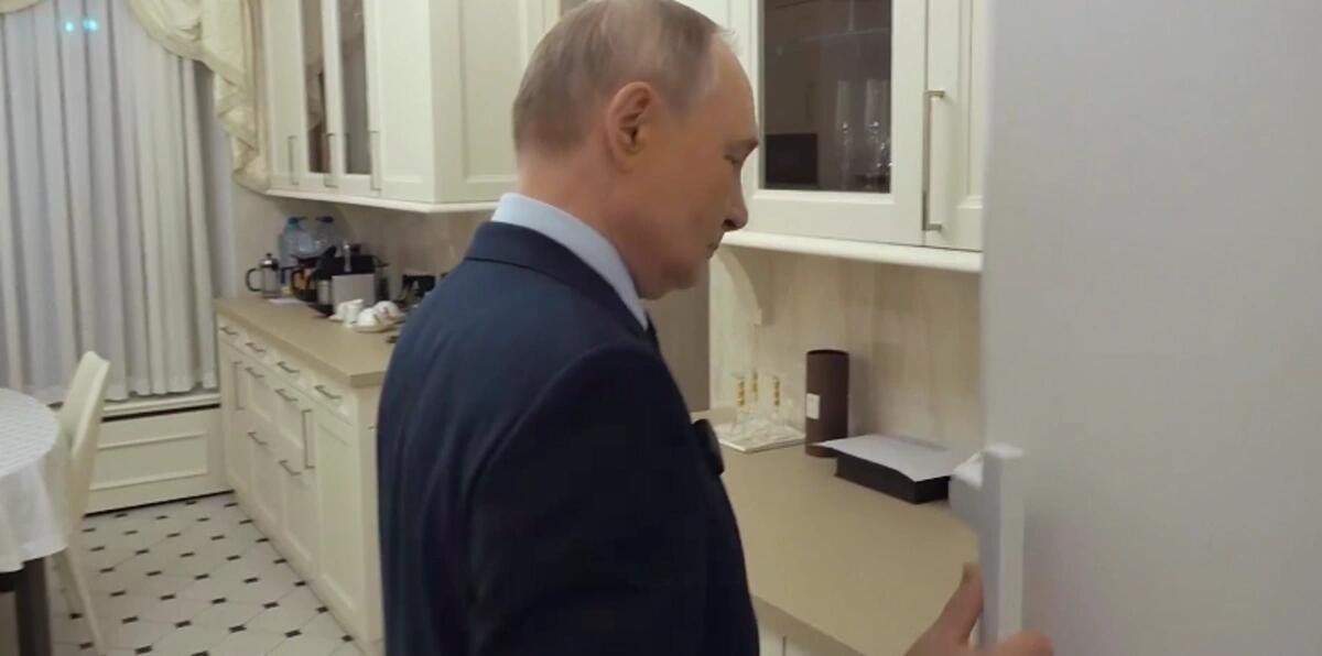 Putin soyuducusunun içini göstərdi 
