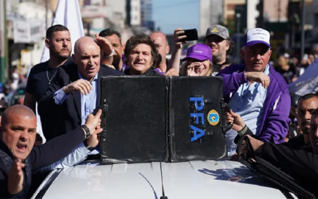 Argentina prezidentinin maşınını daşa basdılar  VİDEO