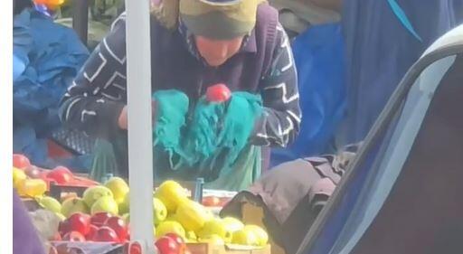 Bazarda satıcı almanı t&uuml;p&uuml;r&uuml;b SİLİR 