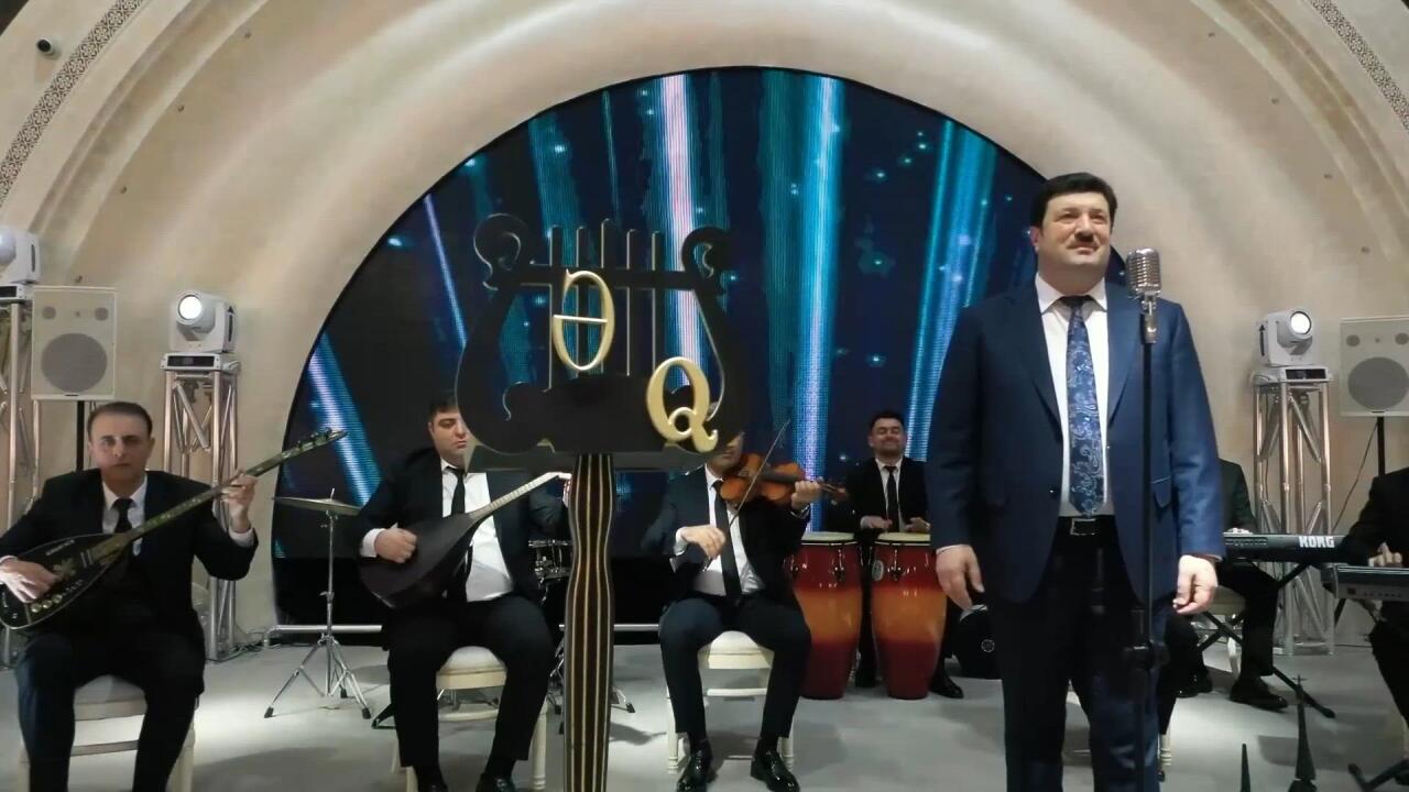 Azərbaycanlı m&uuml;ğənninin toyda səsi BATDI