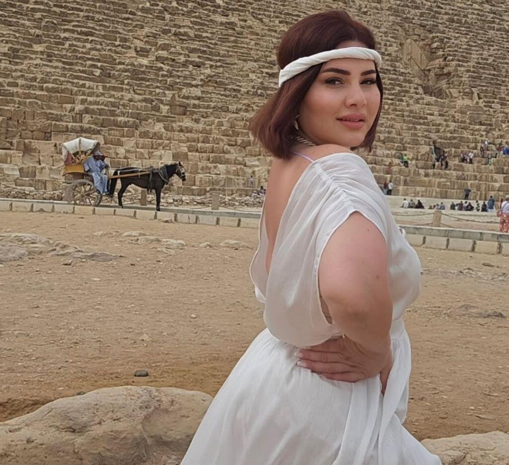 "Tanınmış bloger evli kişi ilə gəzir" 