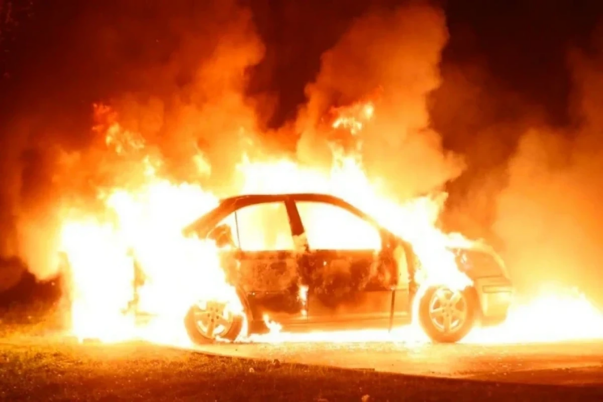 Bakıda &Ccedil;in maşını yandı  S&uuml;r&uuml;c&uuml; i&ccedil;indən &ccedil;ıxa bilmədi