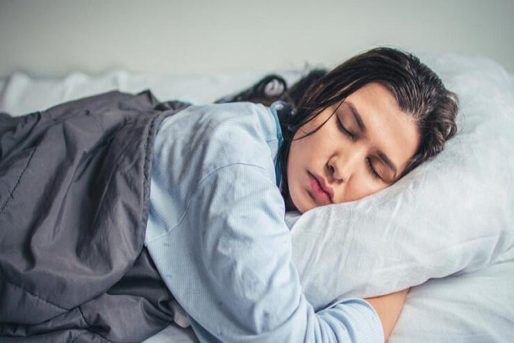 Mütəxəssislər xəbərdarlıq edir: “Tox qarına yatmaq sağlamlıq üçün risklidir”