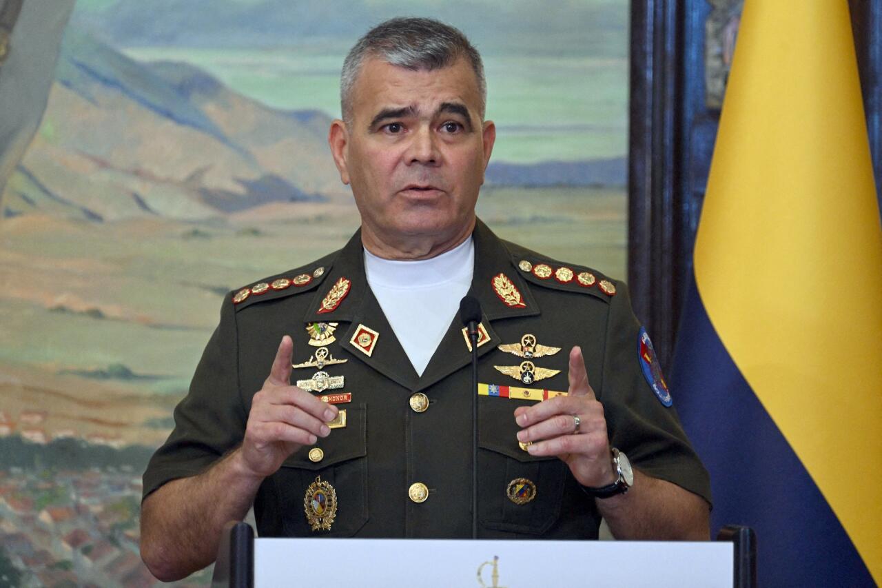 Venesuela m&uuml;dafiə naziri Padrino Lopesin evi bombalandı