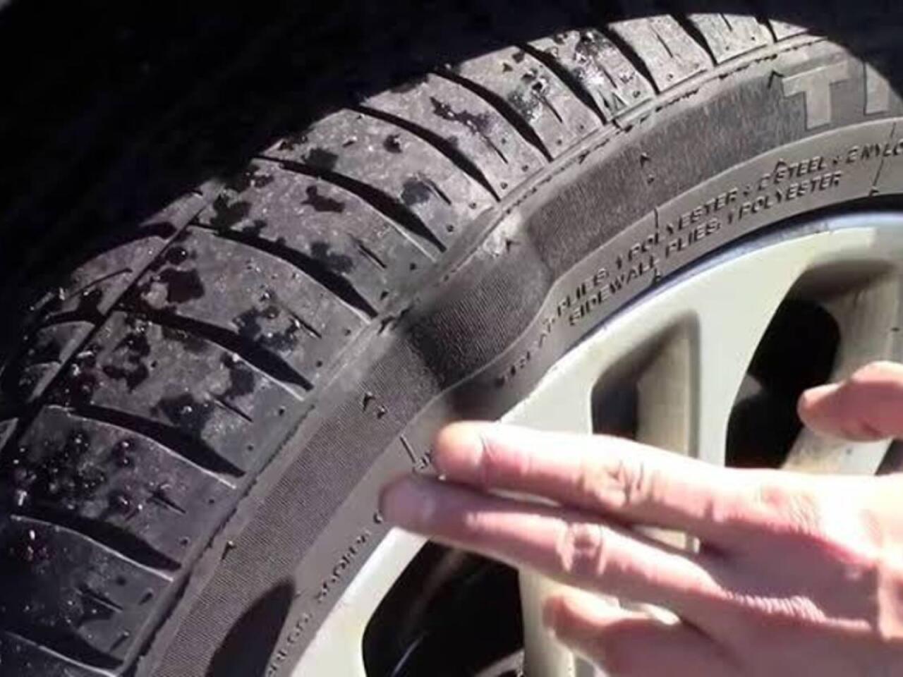 Belə təkərlə maşın s&uuml;rmək olmaz  Yolda partlayır