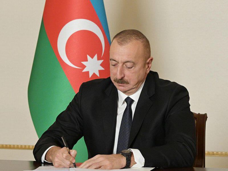Prezident bir qrup şəxsi təltif etdi