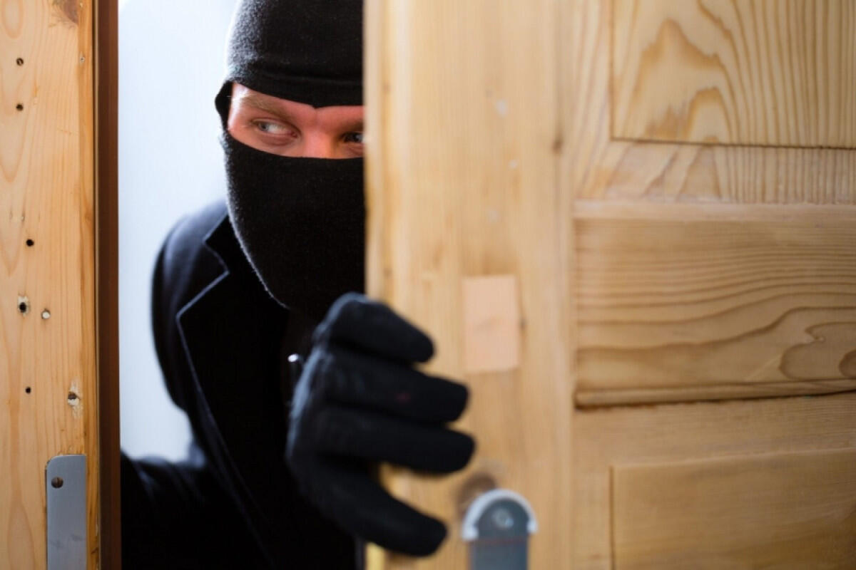 Mağaza və evlərdən silsilə oğurluq edən şəxs saxlanıldı