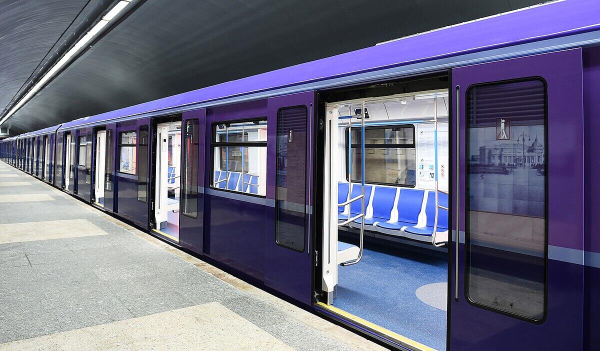 Artan qiymət, dəyişməyən keyfiyyət: Metroda qatarlar niyə gecikir?