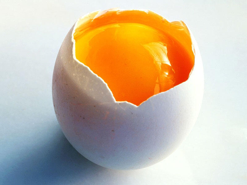İnsanların &ccedil;oxu yumurtanın bu hissəsini atır: nələri itirdiyinizi &ouml;yrənin