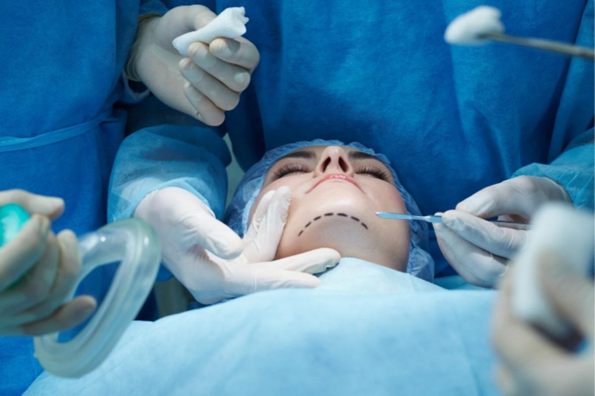 Tanınmış estetikcərrahdan KÜTLƏVİ ŞİKAYƏT  Əməliyyat etdiyi qadının burnu çürüyür?