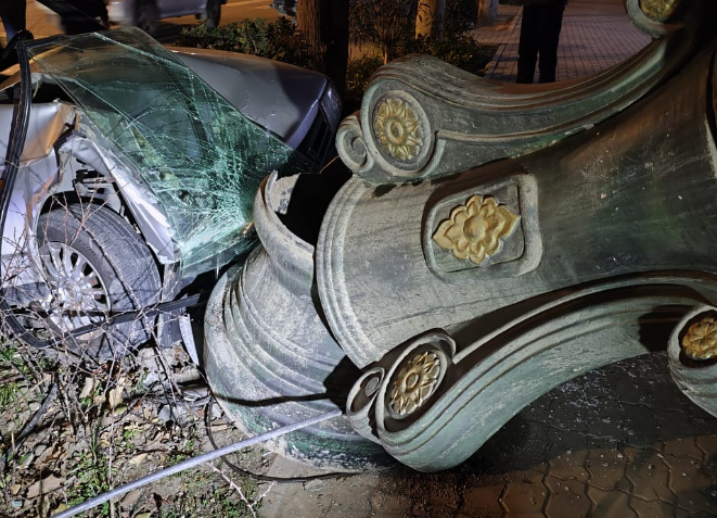 Avtomobil işıq dirəyini k&ouml;k&uuml;ndən &ccedil;ıxardı  Yaralı var 