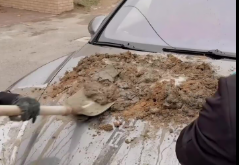 Bakıda "Porsche"nin &uuml;st&uuml;ndə beton qarışdırdılar 