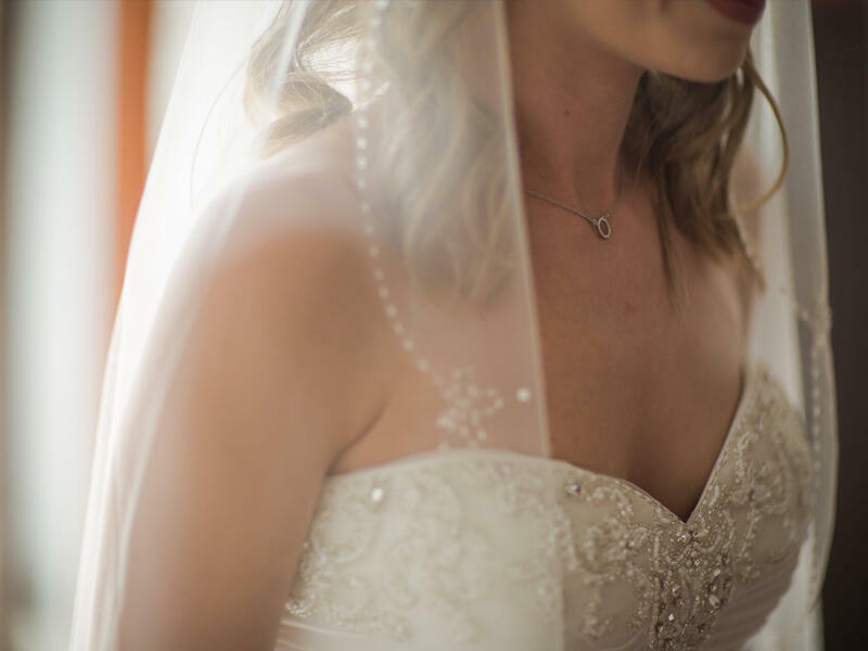 Bəydən toy g&uuml;n&uuml; gəlinə biabır&ccedil;ı HƏRƏKƏT: İ&ccedil;ki ş&uuml;şəsini gəlinin başına boşaltdı 