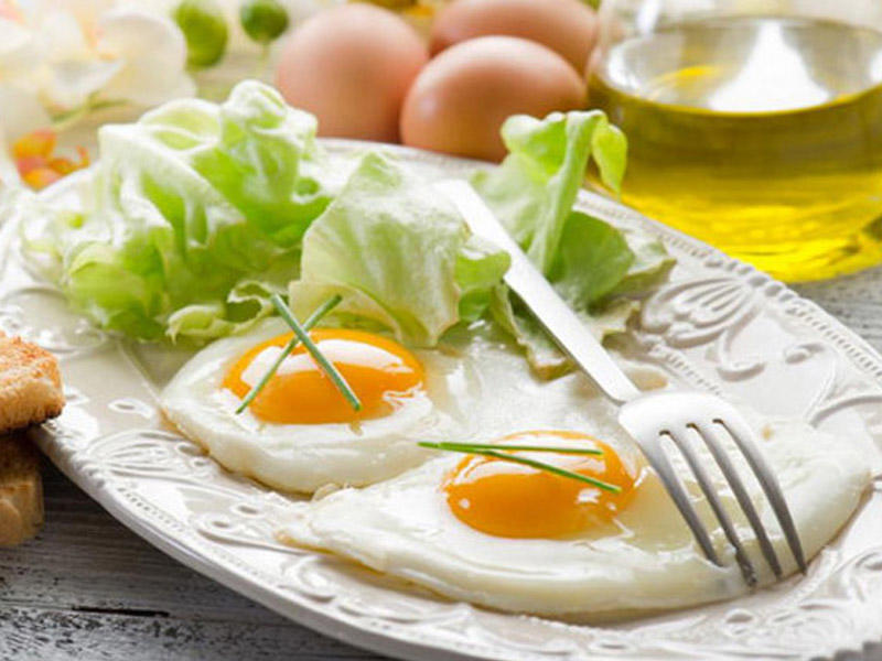 Yumurtanı g&uuml;nəbaxan və ya kərə yağında qızartmaq "Daş d&ouml;vr&uuml;"d&uuml;r: Əvəzinə nə edək?