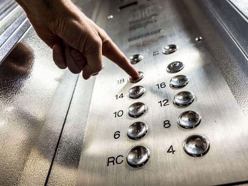 27 yaşlı qadın işə getmək üçün mindiyi liftdə öldü 