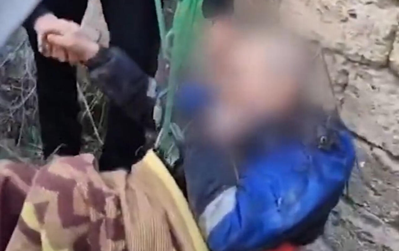 5 metrlik quyuya d&uuml;şən yaşlı kişi belə xilas edildi  VİDEO