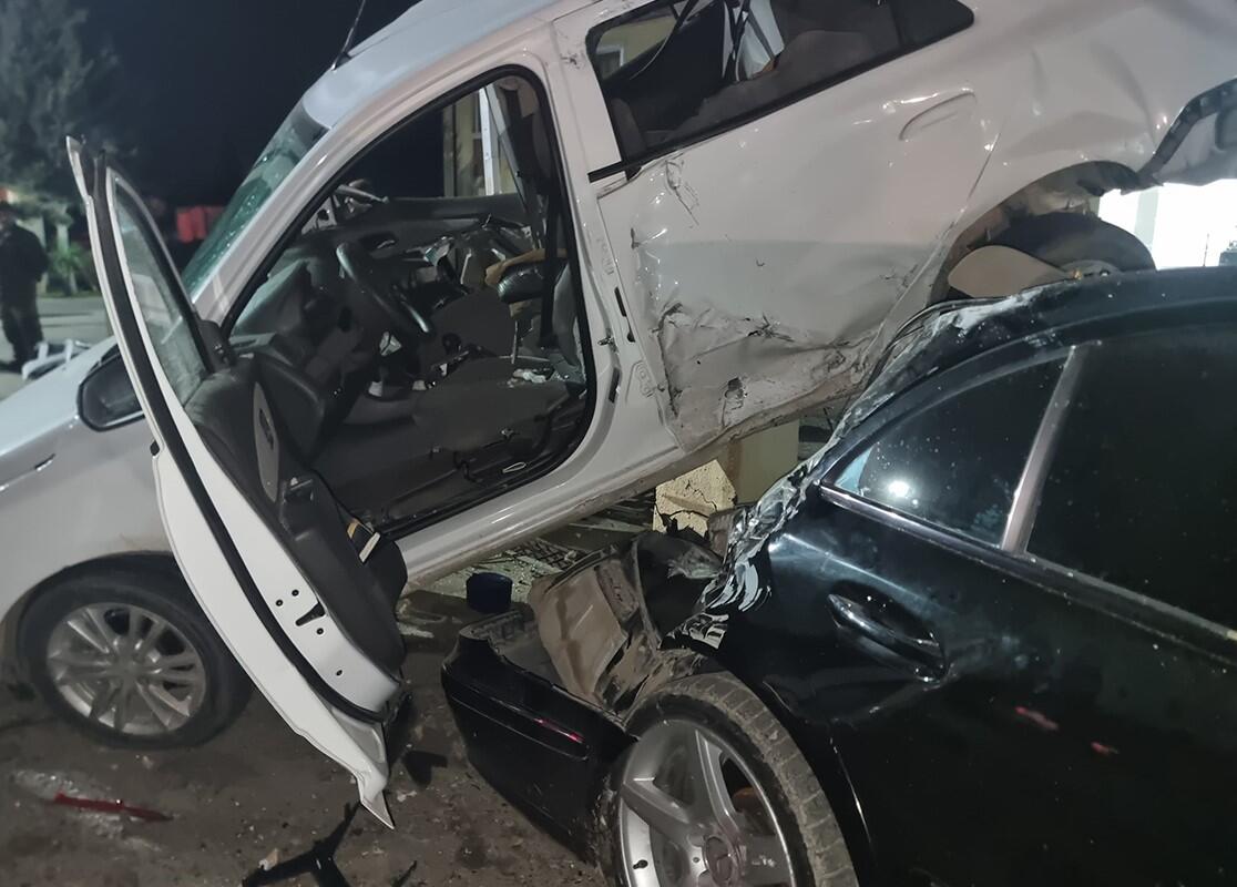 C&uuml;mə məscidinin axundunun oğlu zəncirvari qəza t&ouml;rətdi 