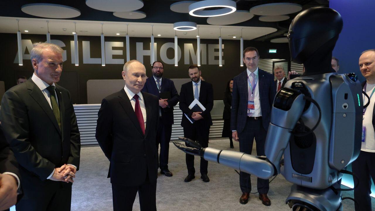 Robot Putin üçün rəqs etdi  VİDEO
