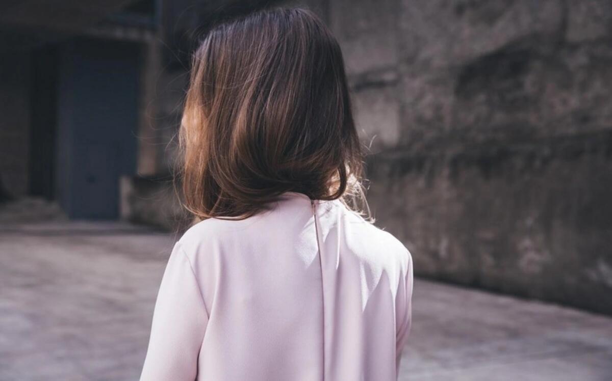 Anasını d&ouml;yd&uuml;y&uuml; &uuml;&ccedil;&uuml;n atasını bı&ccedil;aqlayan 15 yaşlı qızın cəzası bəlli oldu