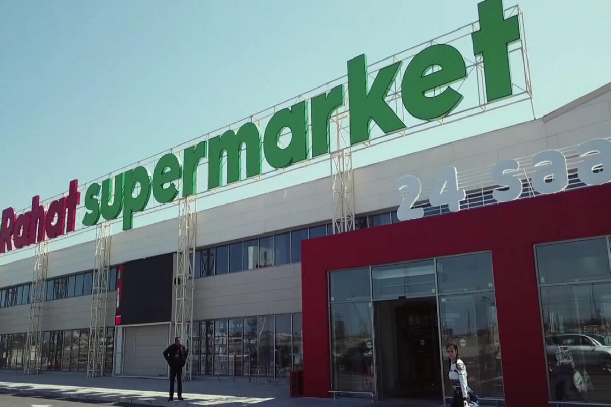 Müsadirə olunan "Rahat" marketin qarşısında jurnalistlə mübahisə baş verdi 