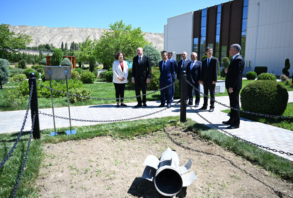 Prezident Vətən müharibəsi zamanı Ermənistan tərəfindən “Azərbaycan” İESə atılan raketin düşdüyü əraziyə baxıb  FOTO