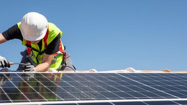 G&uuml;nəş panelləri təktək zibilə atılır: G&uuml;n&uuml;n 24 saatı havadan enerji istehsalı