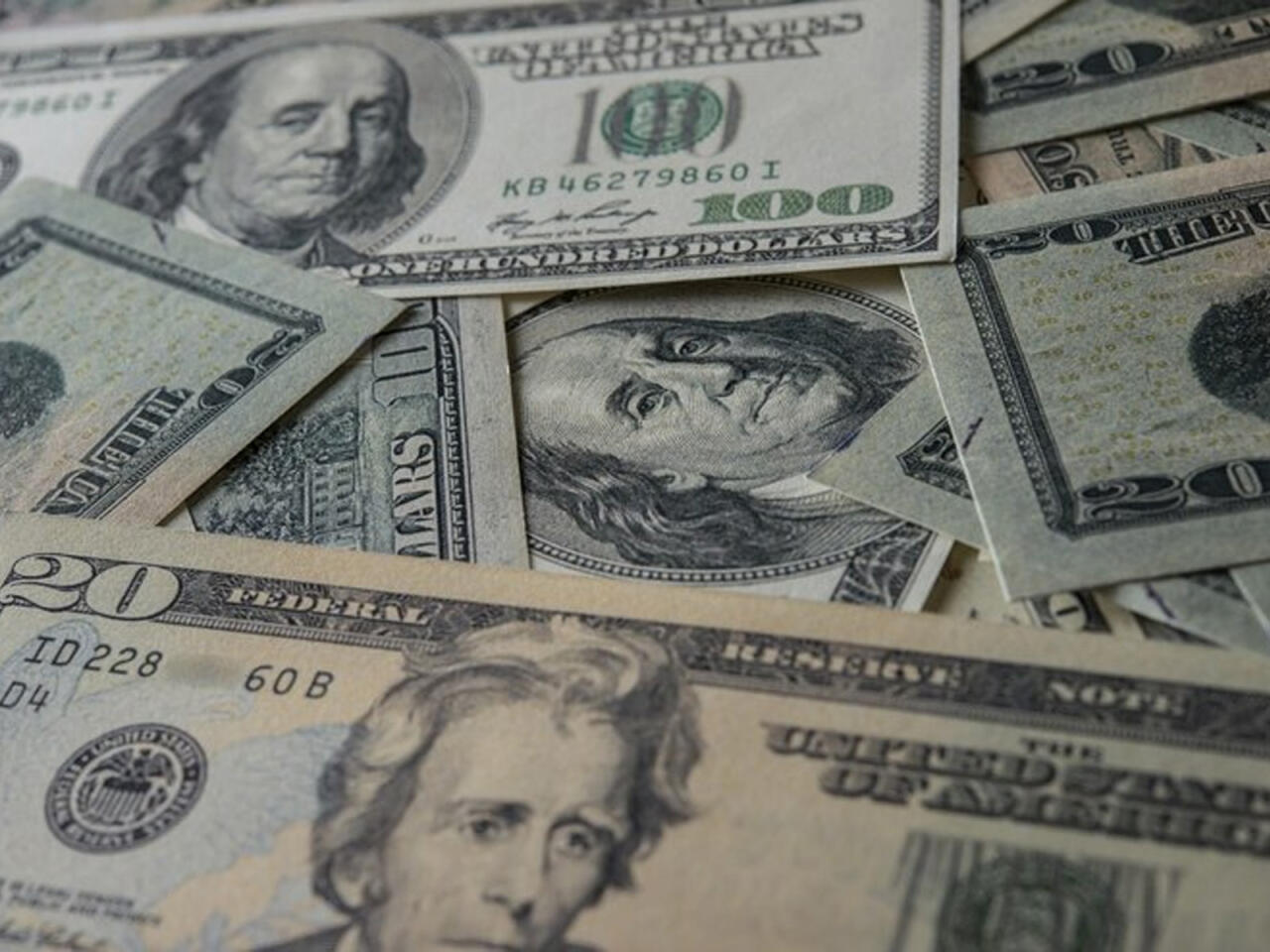 "İkinci əl" şkaf alan kişi i&ccedil;indən 7,5 milyon dollar PUL TAPDI