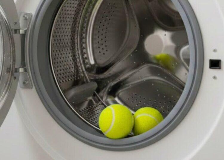 Kimyəvi təmizləmə ustalarının sirri a&ccedil;ıldı: Paltaryuyana tenis topu qoyurlar