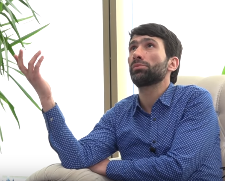 "Emili bu hala gətirən m&uuml;ğənni idi"