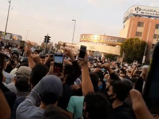 Tehran sakinləri küçələrə axışdı 