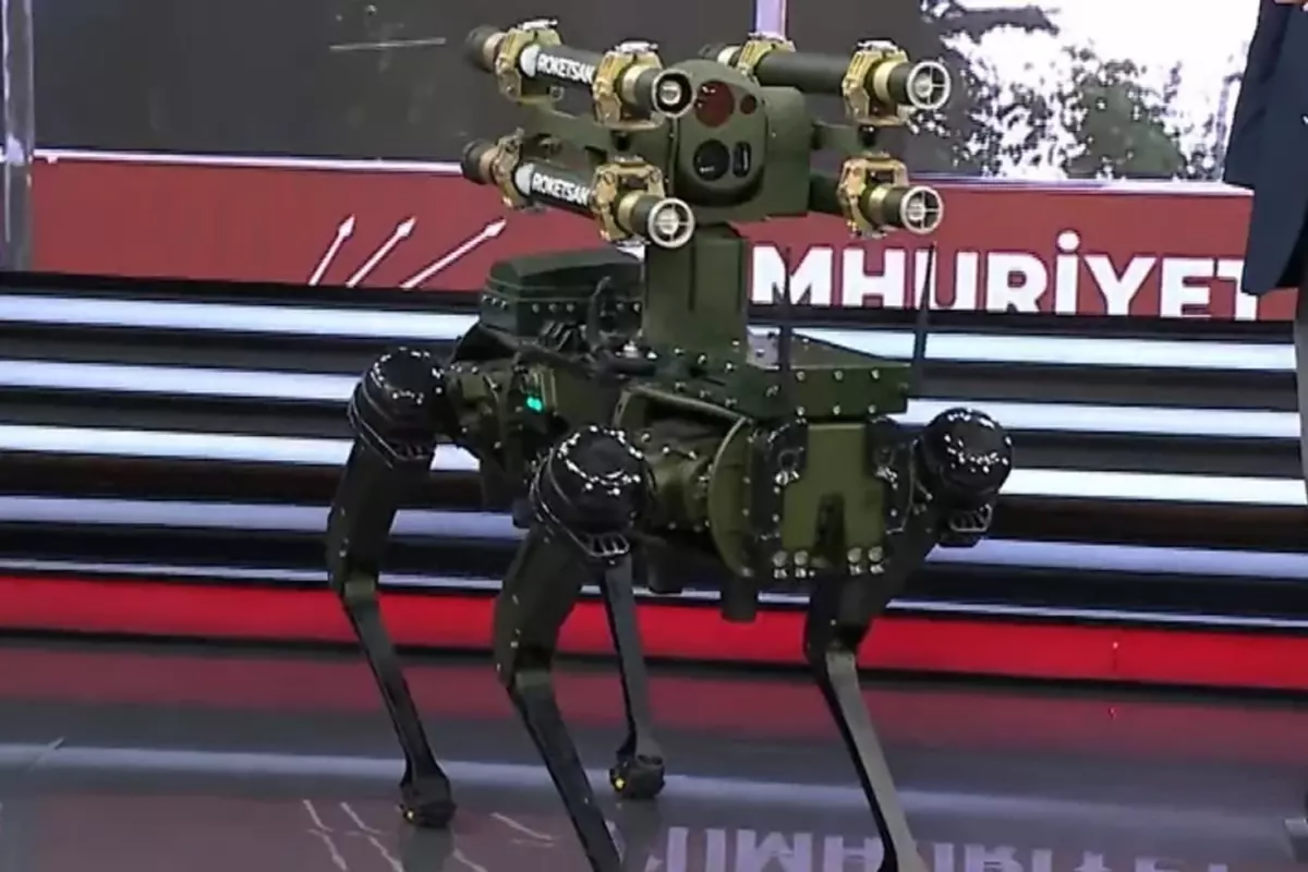 Robot döyüşçülər əsri başladı  Türkiyə raket atan robot itini təqdim etdi