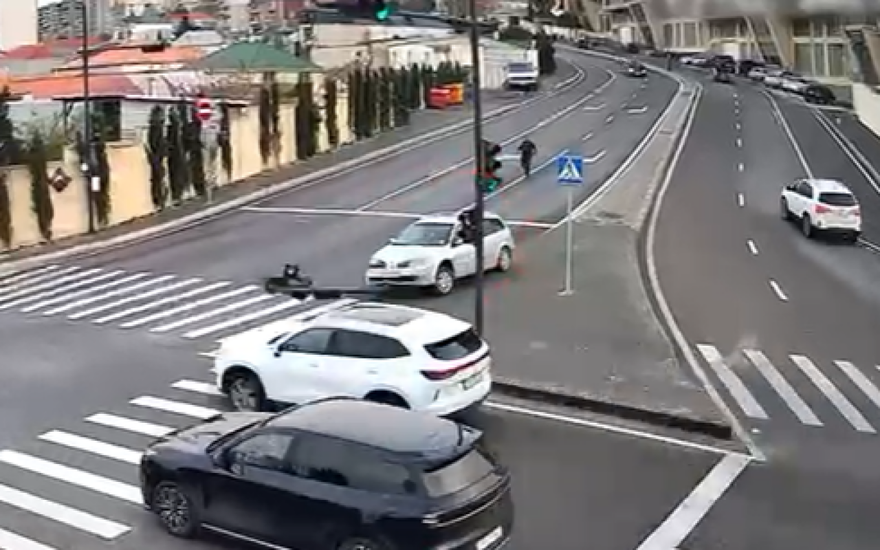 &Ouml;z&ouml;z&uuml;nə hərəkət edən avtomobil qəza t&ouml;rətdi 