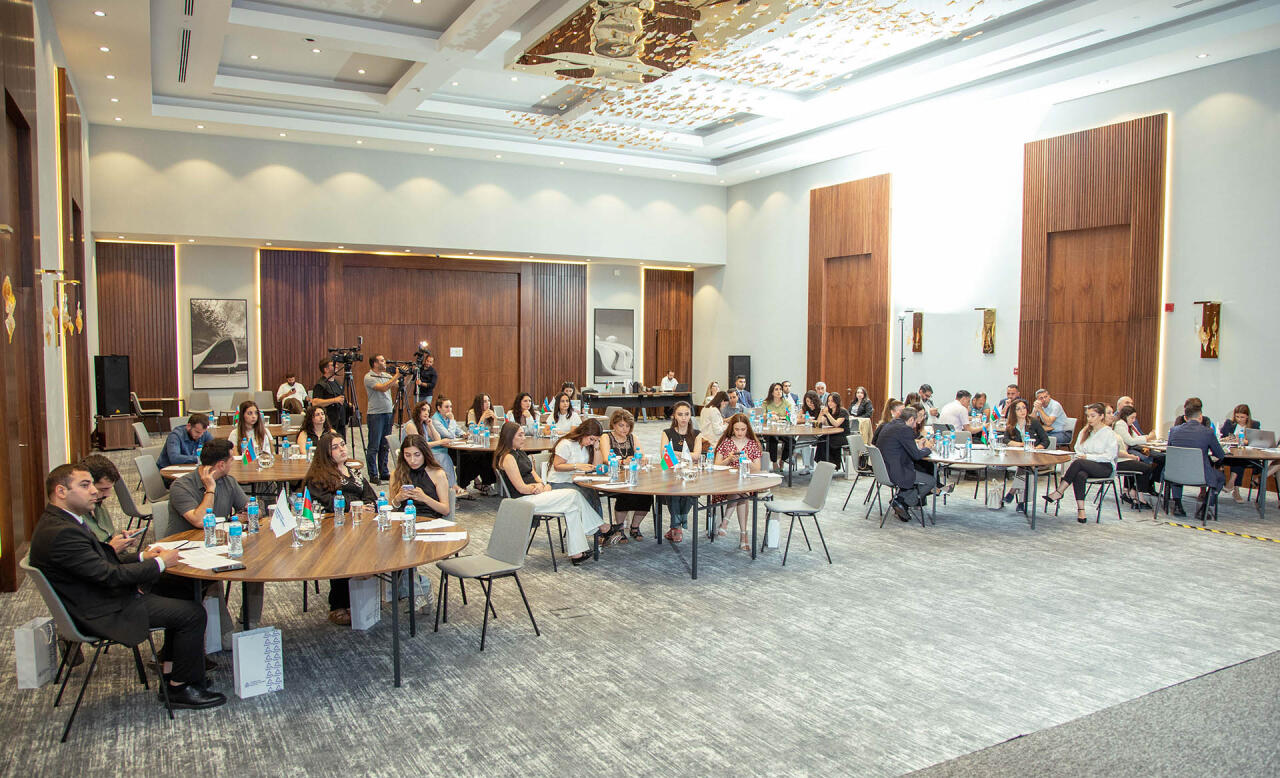AZSTAND Azərbaycan milli mətbuatının 150 illiyinə həsr edilmiş seminar keçirib 