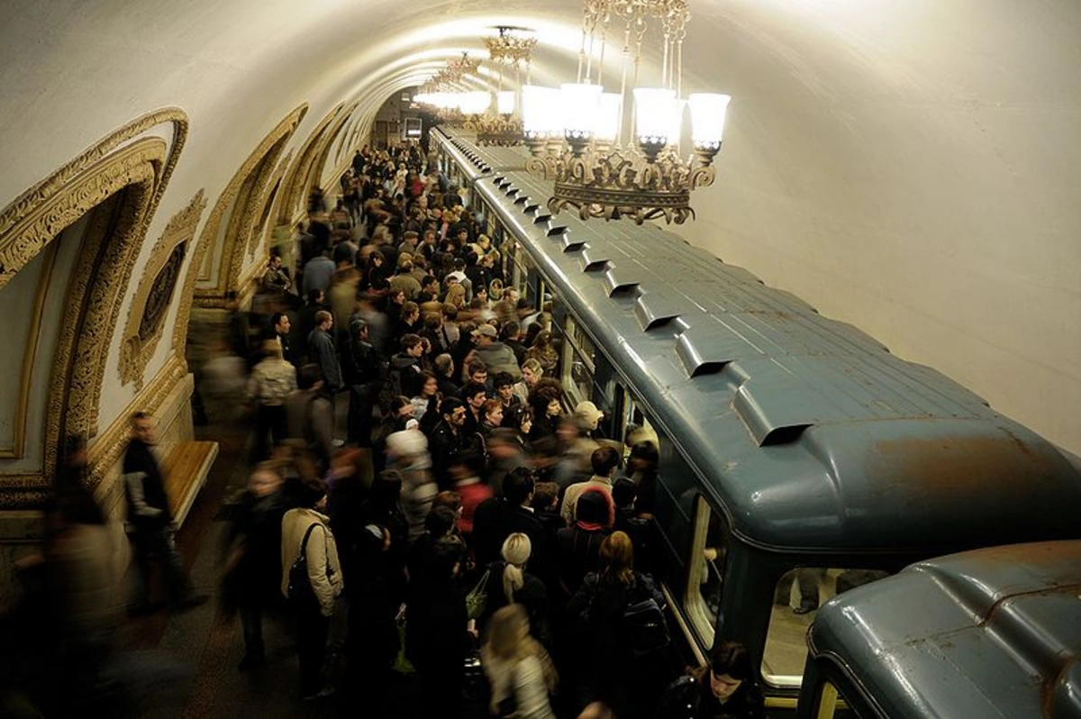 Metroda problem  Qatar tuneldə qaldı, sıxlıq yarandı