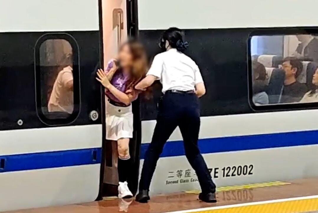 Metroda həyəcanlı anlar  Gənc qadın qatarın qapısında sıxılıb qaldı 