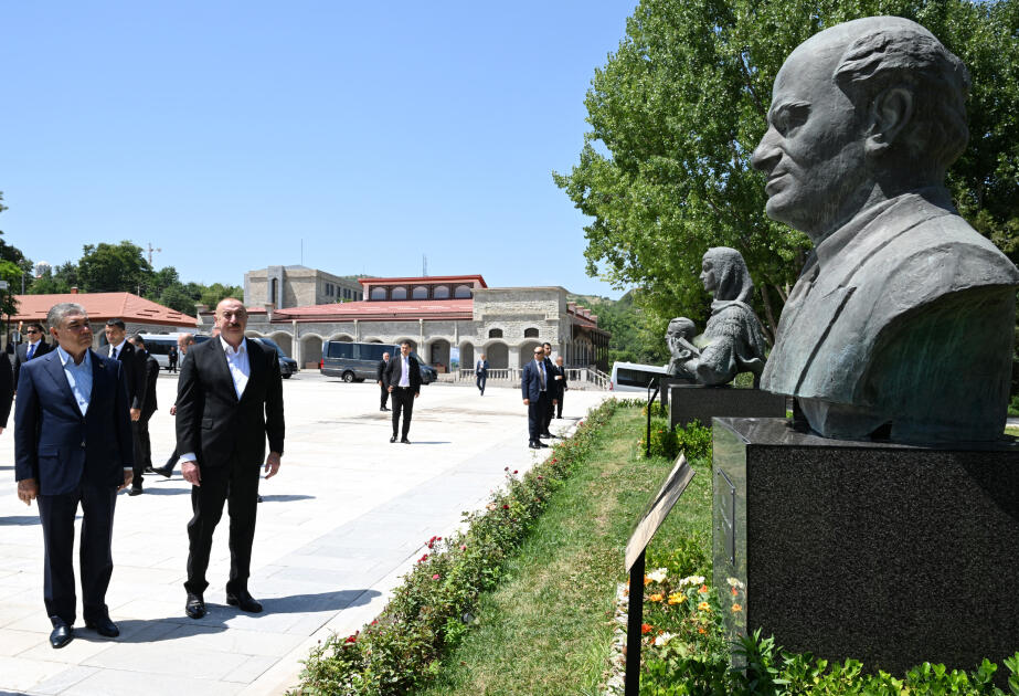 İlham Əliyev və Qurbanqulu Berdiməhəmmədov Bülbülün və Üzeyir Hacıbəylinin gülləbaran edilmiş heykəllərinə baxıblar 
