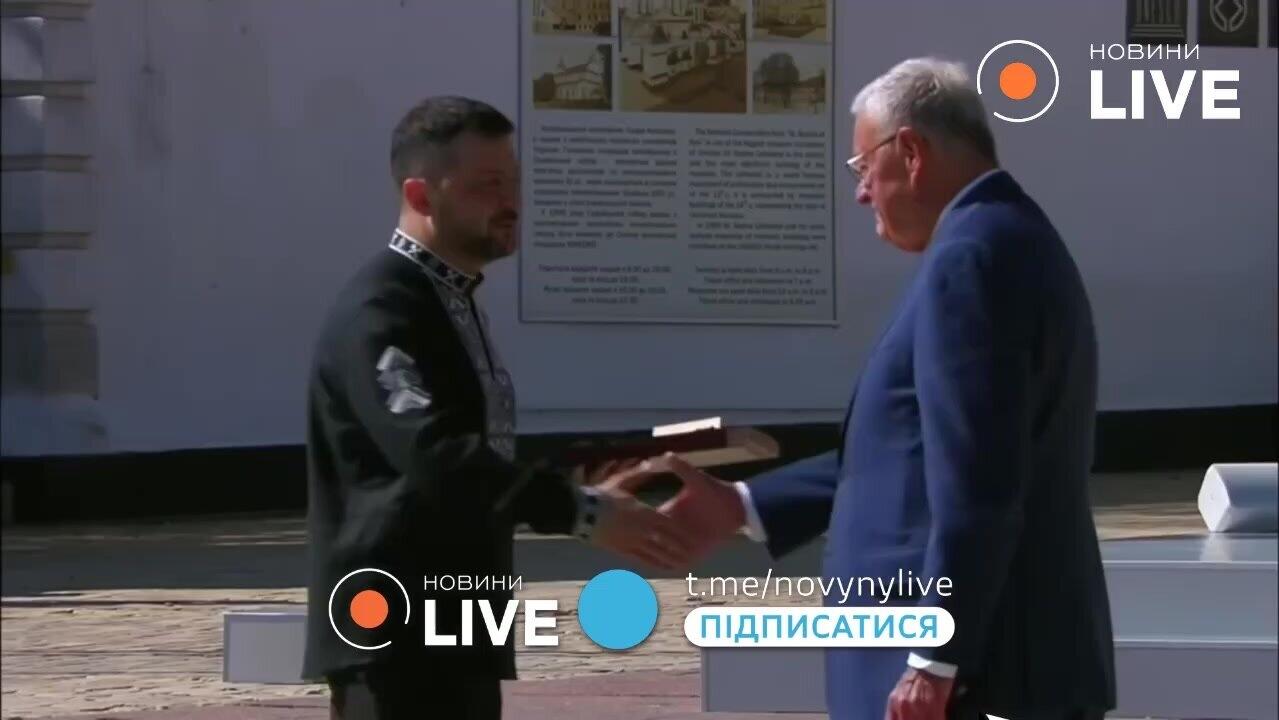 Zelenski Trampın nümayəndəsini ordenlə təltif etdi 
