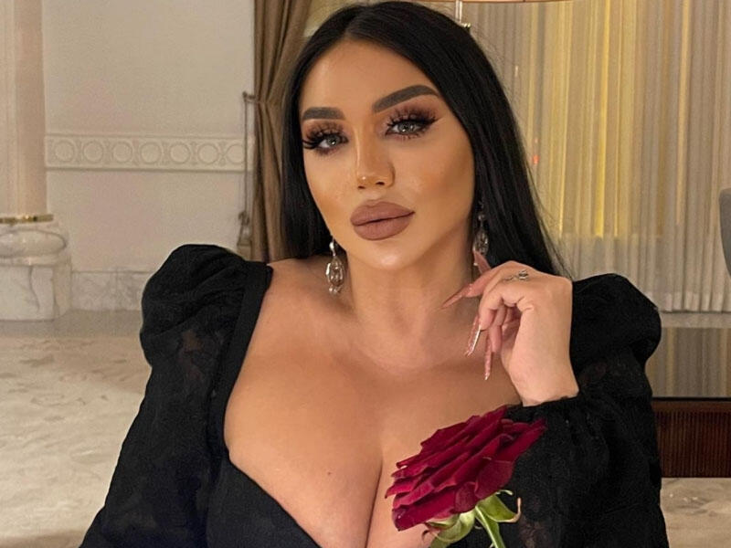 Oğluna aldığı bahalı hədiyyələri nümayiş etdirdi 