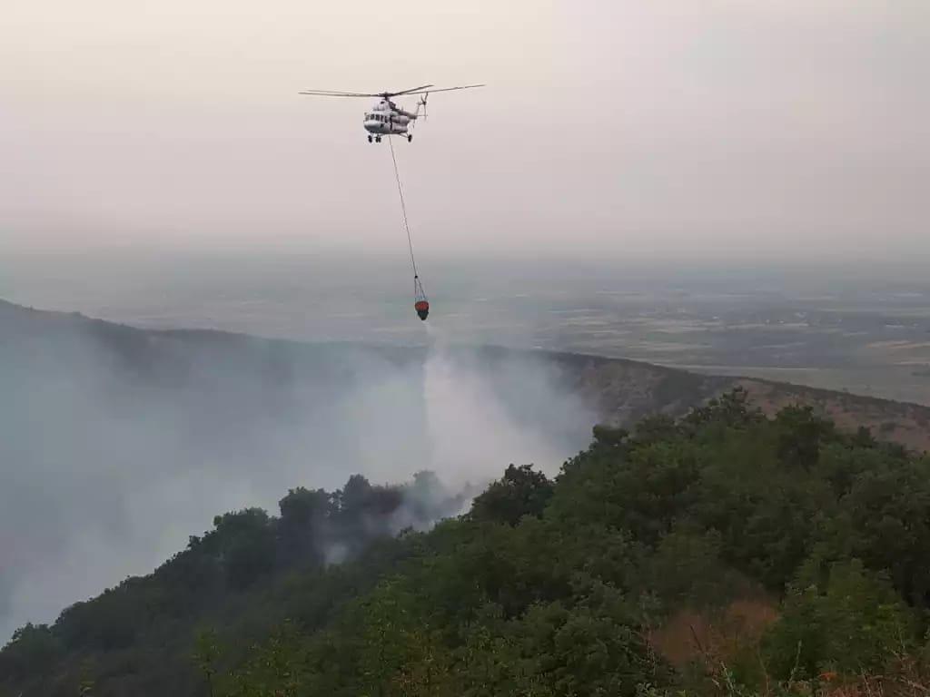 Ağdərə rayonunda yanğınların söndürülməsinə iki helikopter cəlb olunub  VİDEO