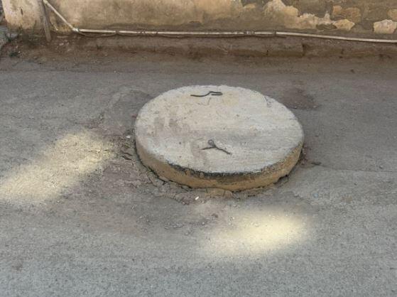 Xırdalanda kanalizasiya quyularına dəmir əvəzinə daş "qapaq"lar qoyulur  FOTO  VİDEO