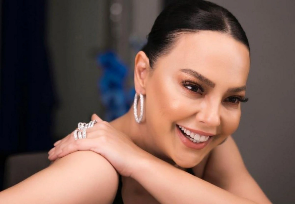 Ebru G&uuml;ndeş kostyumu ilə g&uuml;ndəm oldu 