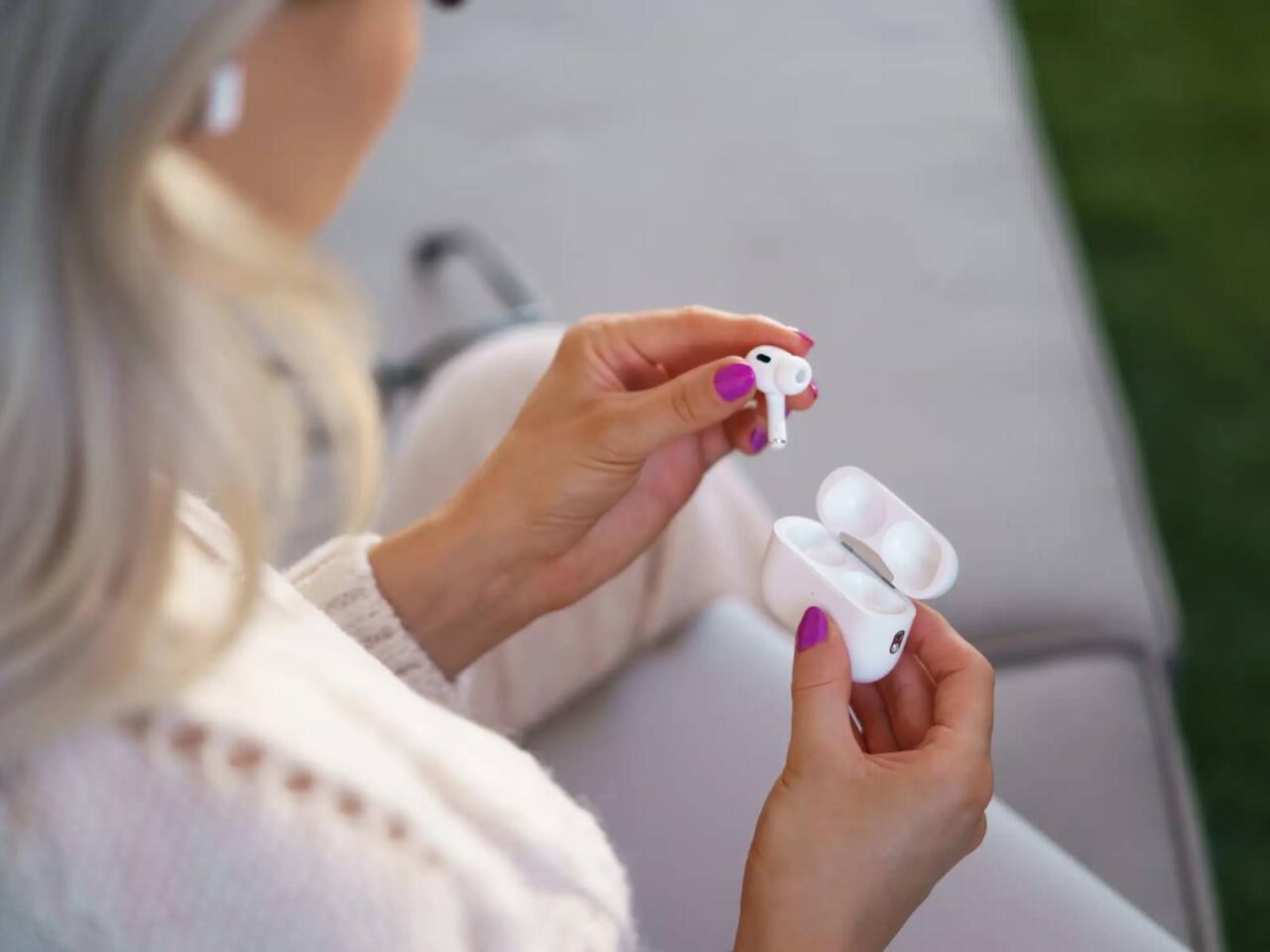 Yeni "AirPods" problemli çıxdı